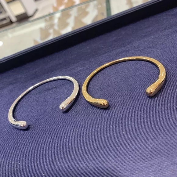 TIFFANY-inspired design Sterling Silver plain round teardrop bangle (silver) - Picture 3 of 7